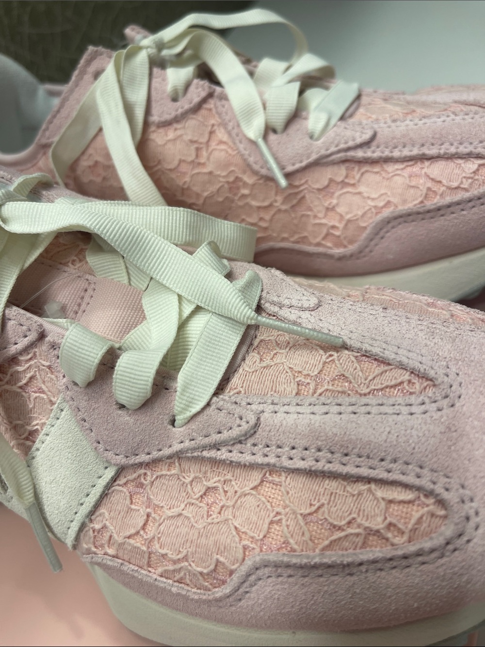 New Balance Pink Lace-Trimmed Women's Sneakers New, but without tags - Picture 8 of 9